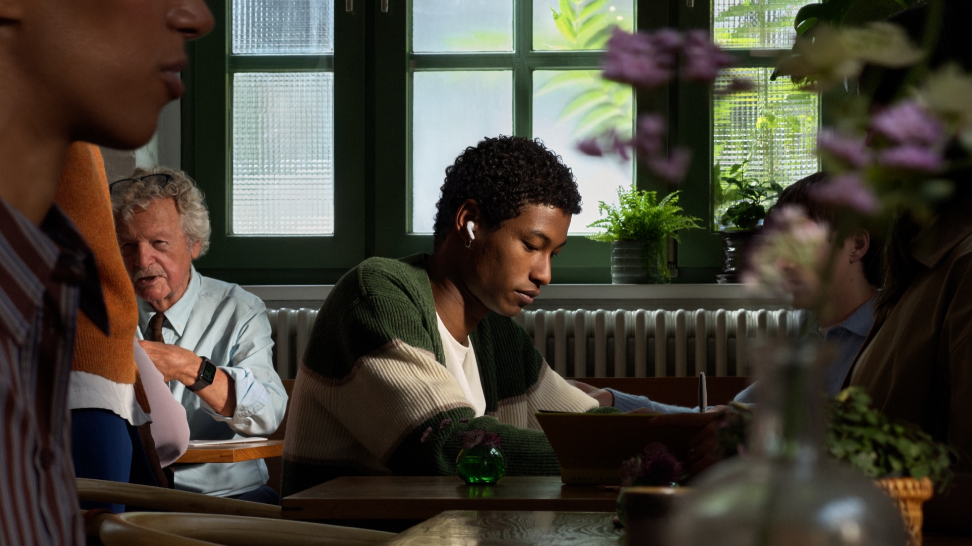 Uso degli AirPods 5 nella fotografia ufficiale Apple