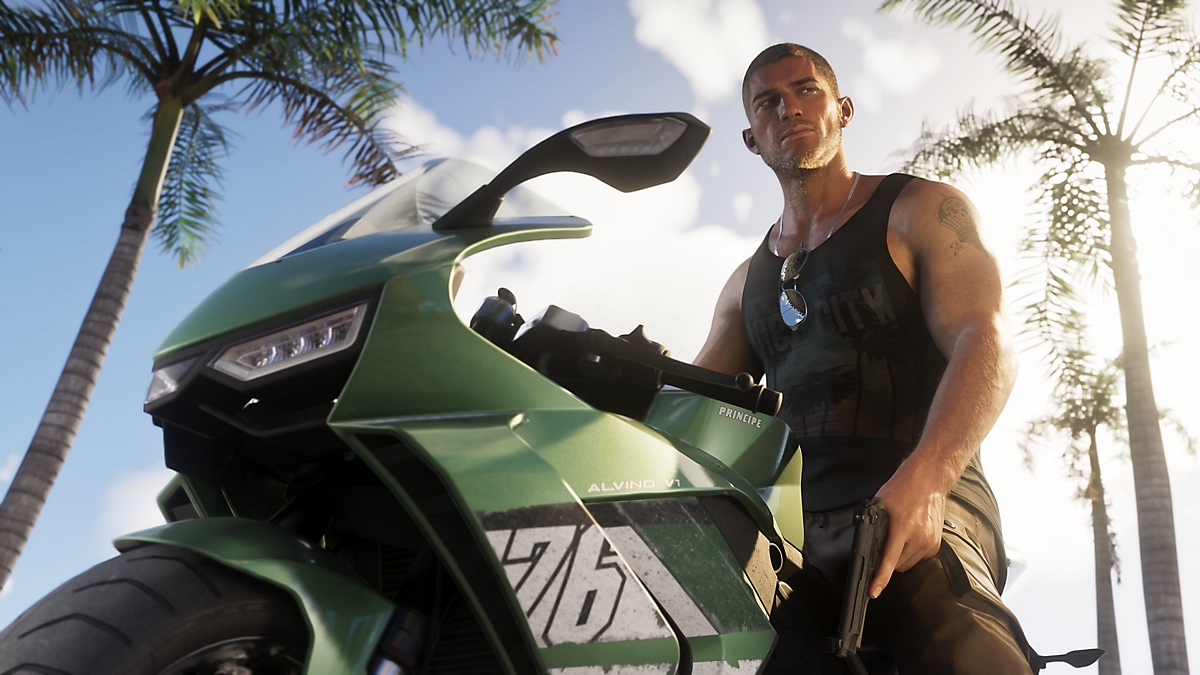 Jason accanto a una motocicletta verde