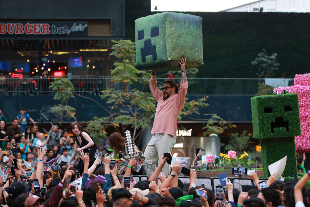 Jason Momoa nel materiale ufficiale Xbox dedicato al film Minecraft
