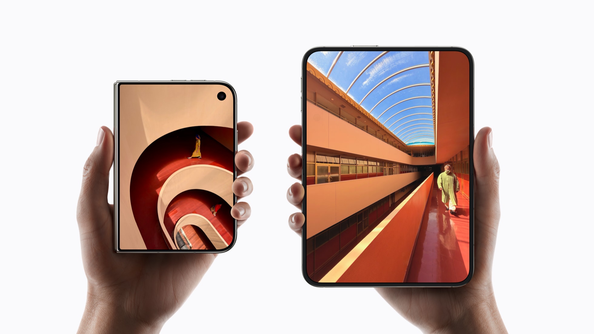 iPhone Duo aperto e chiuso nelle mani di due persone